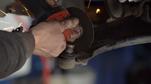 汽车维修中切割金属的圆盘工具 用角磨床切割金属梁 许多火花从圆盘下面飞了出来 — 图库视频影像