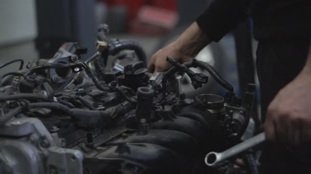 维修汽车服务中心的内燃机 汽车修理工的手 — 图库视频影像