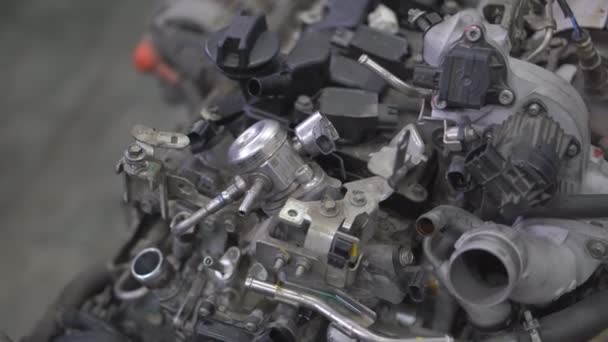 自動車サービスセンター内燃焼エンジンを修理する 自動車修理サービスで働く自動車メカニックの手 — ストック動画