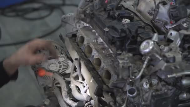 Reparación Motor Combustión Interna Centro Servicio Automóviles Manos Del Mecánico — Vídeo de stock