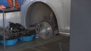 Bir araba servisinde araba şasisi restore etmek. Araç hizmet merkezindeki bir arabanın şasesinde ön merkezin modası geçmiş parçalarının değiştirilmesi.