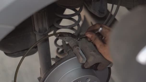 在汽车服务中心恢复汽车底盘 更换汽车服务中心汽车底盘前轴过时的部件 — 图库视频影像
