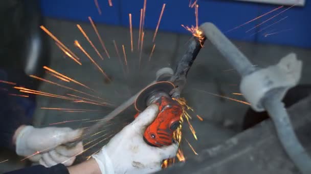 Het Snijden Van Een Metalen Balk Met Behulp Van Een — Stockvideo