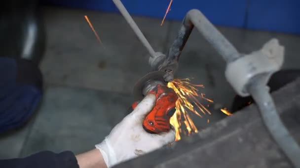 用角磨床切割金属梁 许多火花从圆盘下面飞了出来 — 图库视频影像