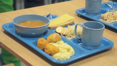 Okulda bebek maması. Okul kantini. Eğitim kurumlarında çocuk beslenme organizasyonu kurulmuştur. Okullardaki çocuklar için merkezi beslenme ürünleri