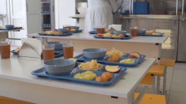 Okulda bebek maması. Okul kantini. Eğitim kurumlarında çocuk beslenme organizasyonu kurulmuştur. Okullardaki çocuklar için merkezi beslenme ürünleri