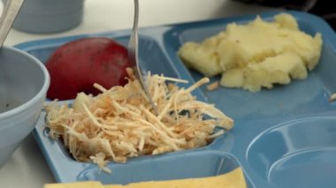 Okulda bebek maması. Okul kantini. Eğitim kurumlarında çocuk beslenme organizasyonu kurulmuştur. Okullardaki çocuklar için merkezi beslenme ürünleri