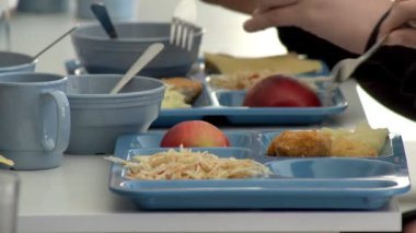 Okulda bebek maması. Okul kantini. Eğitim kurumlarında çocuk beslenme organizasyonu kurulmuştur. Okullardaki çocuklar için merkezi beslenme ürünleri