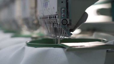 Bir kumaş yüzeyine desenler uygulamak için endüstriyel dikiş makinesinin çalışma süreci.