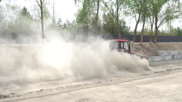 Машина Очищення Вулиць Допомогою Механічного Пензля Піднімає Хмару Пилу Стокове Відео 