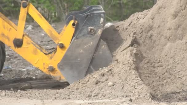 Cubo Una Gran Excavadora Dispersa Piedra Triturada Nivela Suelo Sitio — Vídeo de stock