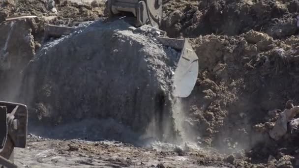 Găleata Unui Excavator Mare Împrăștie Piatra Zdrobită Nivelează Solul Șantier Secvență video de stoc