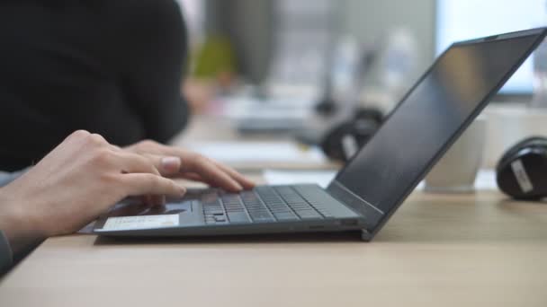 Mâinile Femeii Afaceri Lucrător Profesionist Utilizator Folosind Tastarea Laptop Notebook Videoclip de stoc fără drepturi de autor