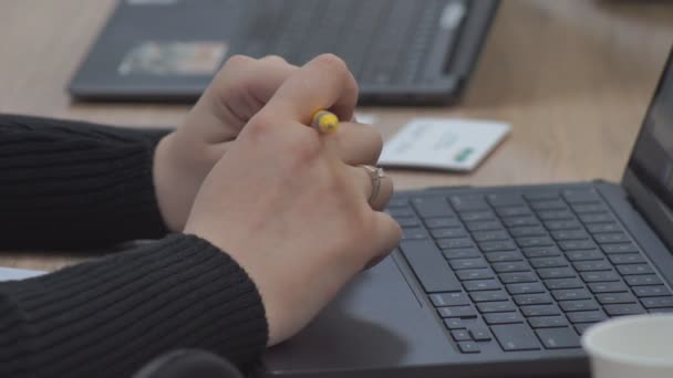 Жіночі Руки Ділової Жінки Професійного Працівника Користувача Використовуючи Введення Клавіатурі Відеокліп
