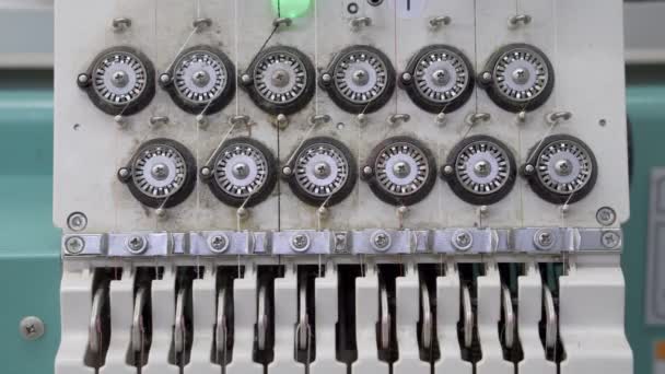 Робочий Процес Промислової Швейної Машини Нанесення Візерунків Поверхню Тканини — стокове відео