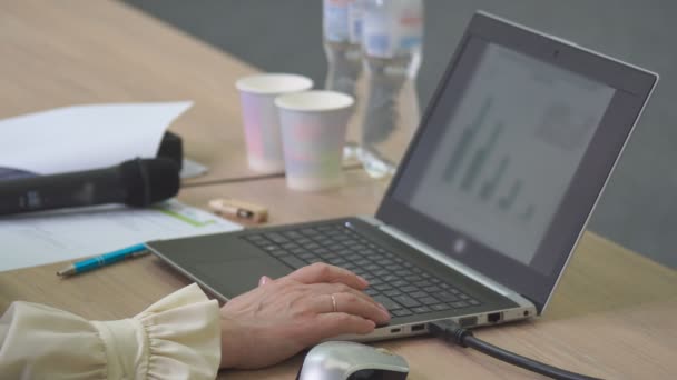 商业女性专业用户使用笔记本电脑键盘打字的女性手坐在家里的写字台上 与Pc软件应用技术概念一起在线工作 闭合侧视图 — 图库视频影像