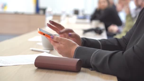 Современный Модный Iphone Руках Человека Приема Передачи Информации Время Конференции — стоковое видео