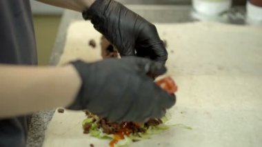 Sebze ve etten shawarma yapıyoruz. Lezzetli yağlı abur cuburlar bir lokantada servis için hazırlanıyor. Fast food yerine shawarma pişirmek.