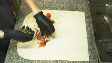 Sebze ve etten shawarma yapıyoruz. Lezzetli yağlı abur cuburlar bir lokantada servis için hazırlanıyor. Fast food yerine shawarma pişirmek.