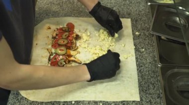 Sebze ve etten shawarma yapıyoruz. Lezzetli yağlı abur cuburlar bir lokantada servis için hazırlanıyor. Fast food yerine shawarma pişirmek.