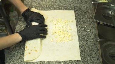 Sebze ve etten shawarma yapıyoruz. Lezzetli yağlı abur cuburlar bir lokantada servis için hazırlanıyor. Fast food yerine shawarma pişirmek.