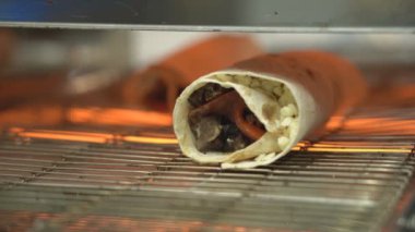 Sebze ve etten Shawarma bir fast food restoranında ızgarada kızarır..