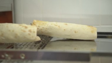 Sebze ve etten Shawarma bir fast food restoranında ızgarada kızarır..