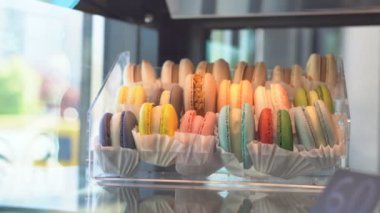 Özel sanatsal tatlıların geniş çeşitlilikte görüntülenmesi. Şekerleme dükkanı konsepti.