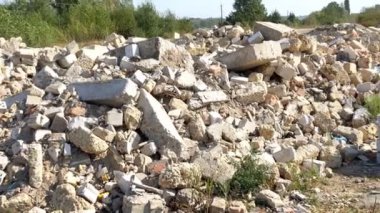 Uygun olmayan tuğla ve beton atıkların taşındığı sanayi bölgesi