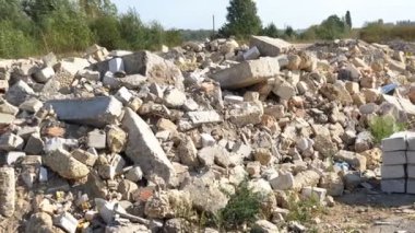 Uygun olmayan tuğla ve beton atıkların taşındığı sanayi bölgesi