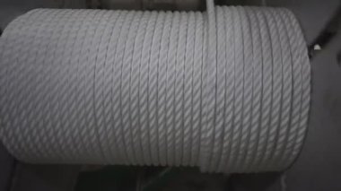 Endüstriyel iplik ve ip üretimi ve girişimde büyük makaraların üzerine sarma süreci
