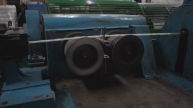 Endüstriyel iplik ve ip üretimi ve girişimde büyük makaraların üzerine sarma süreci