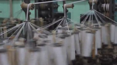 Endüstriyel iplik ve ip üretimi ve girişimde büyük makaraların üzerine sarma süreci