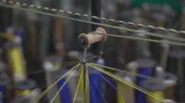 Endüstriyel iplik ve ip üretimi ve girişimde büyük makaraların üzerine sarma süreci