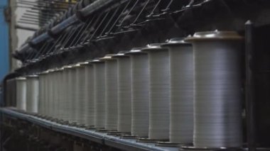 Endüstriyel iplik ve ip üretimi ve girişimde büyük makaraların üzerine sarma süreci