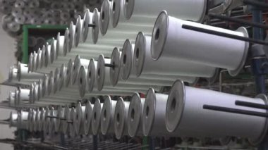 Endüstriyel iplik ve ip üretimi ve girişimde büyük makaraların üzerine sarma süreci