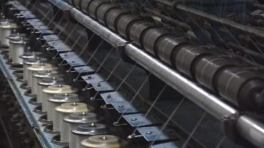 Endüstriyel iplik ve ip üretimi ve girişimde büyük makaraların üzerine sarma süreci