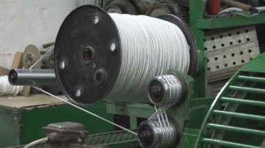 Endüstriyel iplik ve ip üretimi ve girişimde büyük makaraların üzerine sarma süreci