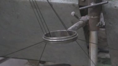 Endüstriyel iplik ve ip üretimi ve girişimde büyük makaraların üzerine sarma süreci