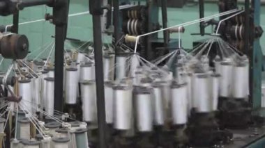 Endüstriyel iplik ve ip üretimi ve girişimde büyük makaraların üzerine sarma süreci