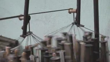 Endüstriyel iplik ve ip üretimi ve girişimde büyük makaraların üzerine sarma süreci