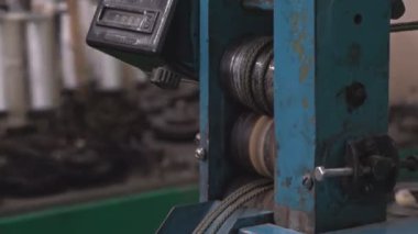 Endüstriyel iplik ve ip üretimi ve girişimde büyük makaraların üzerine sarma süreci