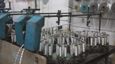 Endüstriyel iplik ve ip üretimi ve girişimde büyük makaraların üzerine sarma süreci