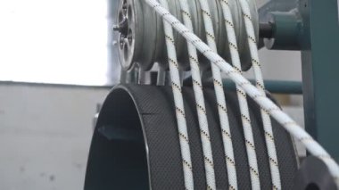 Endüstriyel iplik ve ip üretimi ve girişimde büyük makaraların üzerine sarma süreci