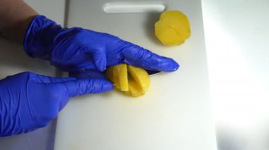 Tabağı hazırlamak için haşlanmış patatesleri küçük parçalara ayırmak için bıçak kullanın..