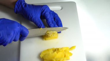 Tabağı hazırlamak için haşlanmış patatesleri küçük parçalara ayırmak için bıçak kullanın..