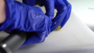 Tabağı hazırlamak için haşlanmış patatesleri küçük parçalara ayırmak için bıçak kullanın..