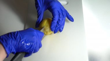 Tabağı hazırlamak için haşlanmış patatesleri küçük parçalara ayırmak için bıçak kullanın..