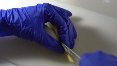 Diyet salatası hazırlamak için, haşlanmış yumurtaları bıçakla küçük parçalara ayır.