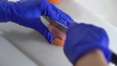 Mutfakta aşçı tabağa sosis pişirdi.